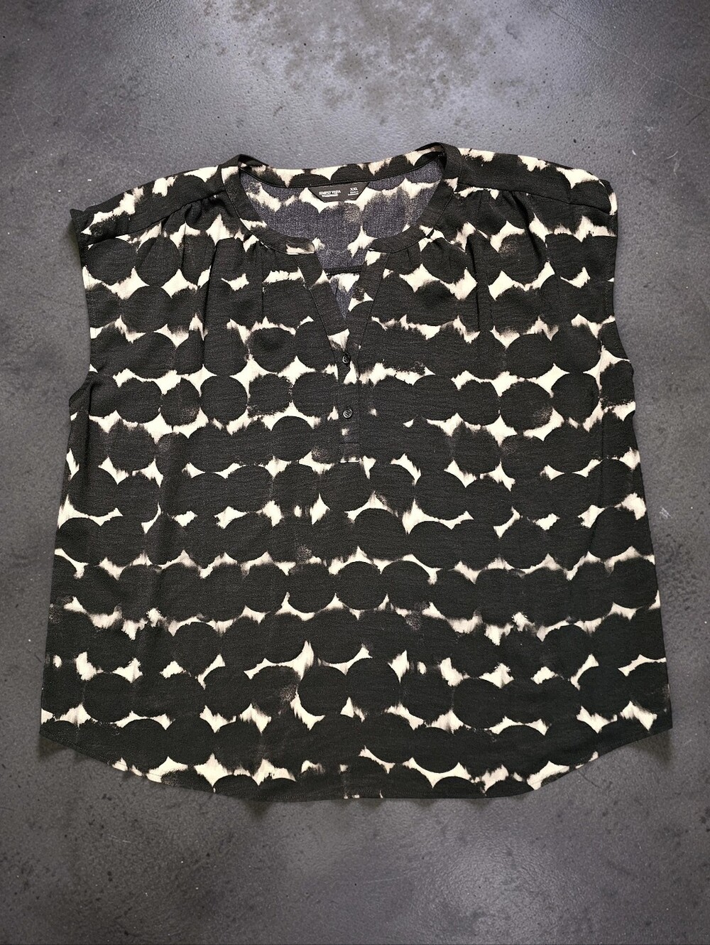 SIMPLY VERA Vera Wang Cream and Black Printed Cap-Sleeve Blouse. Size XXL.
